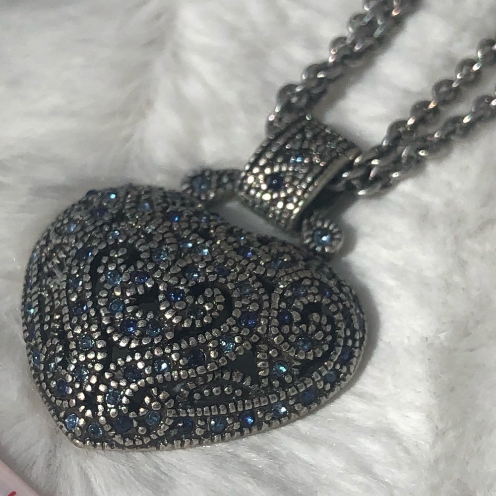 Heart pendant with matching heart earrings 🤍 - Picture 8 of 16